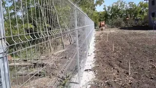 Construcție gard cu panou bordurat