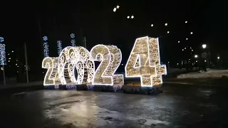 С новым 2024 годом. снег и Ёлки, ледяные горки. фейерверки, салюты праздник дед Мороз площадь
