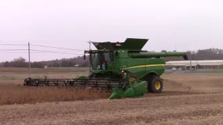 John Deere S680 Combine Harvesting Soybeans with a John Deere 640FD HydraFlex Draper