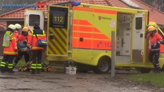 Die Feuerwehr rettet verschütteten Handwerker in Ahlhorn