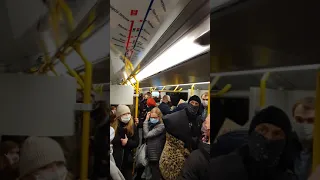 Jeb*ć PiS w warszawskim metrze - oryginalna pełna wersja