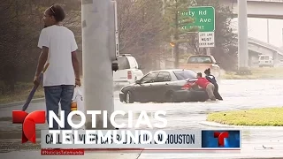 Las inundaciones en Houston causan estragos | Noticiero | Noticias Telemundo