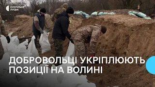 На Ковельщині учасники добровольчого формування будують оборонні споруди