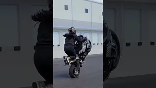 stunts girl wheelie kawasaki zx6r😱🔥 whatsappstatus 😈#kawasaki #bikelife #motorsport #shorts