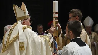 Il Papa a San Pietro: "La Pasqua per reagire a male e guerre"