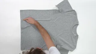 Comment plier rapidement un t-shirt : méthode en moins de 5 secondes
