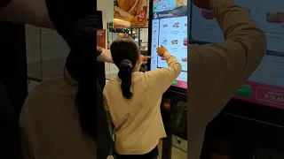 Sofielle is trying Jollibee's self-ordering kiosk at SM City Lipa #jollibee #bidaangsaya