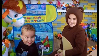 Маленькая Вера - Медведь и дядя Федор - распаковка игрушек с Синим Трактором