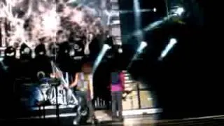 AEROSMITH FRONT ROW STEVEN JUST HIT JOE IN THE HEAD WITH THE MIC STAND JONES BEACH NEW YORK 2010