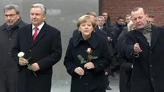 Меркель возложила цветы у мемориального комплекса "Берлинская стена"