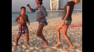 Ксения Бородина танцует на пляже