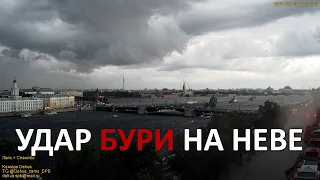 Удар бури по Адмиралтейской набережной - шторм в Санкт-Петербурге и стоящие на рейде Невы корабли