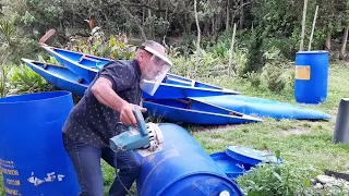 canoa de duas bombona iniciando o corte das bombonas (parte 01)