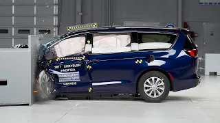 2017 Chrysler Pacifica driver-side small overlap IIHS crash test