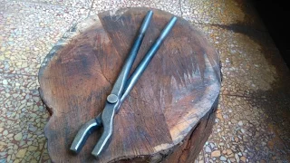 Blacksmithing - how to make basic tongs as simply as possible.