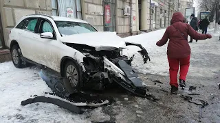 "Mercedes в хлам, водитель в больнице": крупное ДТП в центре Волгограда