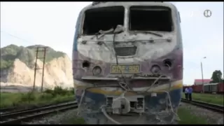 VTC14_Tàu hỏa tông ô tô, lái tàu bị thương nặng_30.07.2013