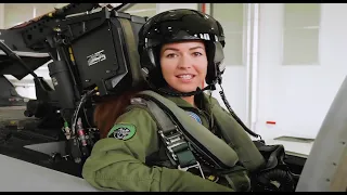 La Femme F/A-18 pilote de chasse Suisse: Capitaine Fanny Chollet "Shotty" [English Sub]