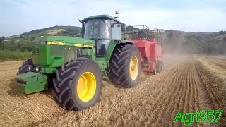 WHEAT STRAW BALING on HILL: JOHN DEERE 4755 & MASSEY FERGUSON 187 | Italy 2015