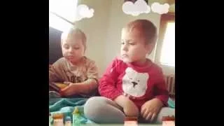 Двойняшки играют вместе / boys twins playing.