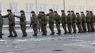 Призывники на плацу, учатся строевому шагу в Волгоградской области соединения ЮВО |  Строевой шаг