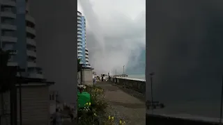 ЛАЗАРЕВСКОЕ  СЕГОДНЯ🌪🌪🌪.ТОРНАДО СНЕС ПАЛАТКИ НА БЕРЕГУ.Пострадал кафе НЕПТУН.СМЕРЧ