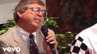 Bill & Gloria Gaither - Our God Reigns [Live] ft. Bob Cain