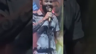 um fã do gusttavo lima joga alguma coisa em cima do palco ele ser assusta Veja