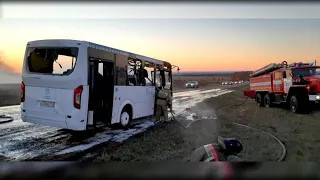 На дороге загорелся автобус