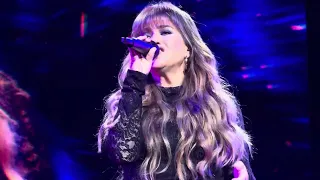 Kelly Clarkson performs Dark Side in Atlantic City, NJ on 5/11/24.