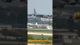 え！？B-52の地面に向かってつんのめるような離陸姿勢 これがB-52の通常離陸です アメリカ、フォートワースにて