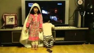 The performance of brother and sister. 남매의 퍼포먼스