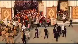 sikh che cacciano polizia con le spade che volevano vietare una festa religiosa una processione