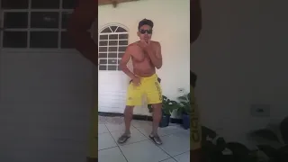 Senta danadinha no colo do pai!