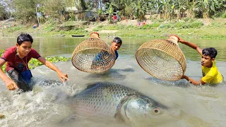 really amazing fishing videos - traditional little boys hunting fish by polo in the river,🎣😍Part-02