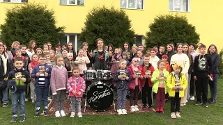 Відома барабанщиця Катя Кузякіна дала концерт для дітей Дуб'євського НВК, де зараз навчається