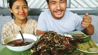Eating roasted Pig head with fermented mustard leaf paste || northeast eating show || kents vlog.