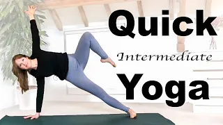 Quick 15-minute Intermediate Full Body Vinyasa Yoga - Minimal Cues Yoga - YogaCandi