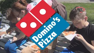 Domino’s Pizza Доминос пицца. Взяли одну вторая в подарок с сырным тестом.