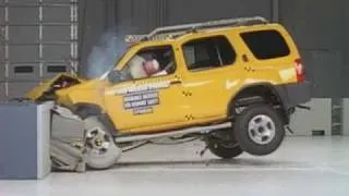 2000 Nissan Xterra moderate overlap IIHS crash test