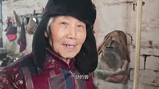 快过年了东北山村74岁崔奶奶，挂念远嫁河北孙女，炒榛子给寄过去