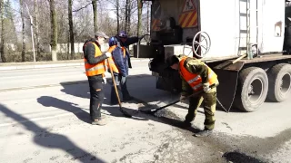 В Можайском районе полным ходом идет ямочный ремонт дорог