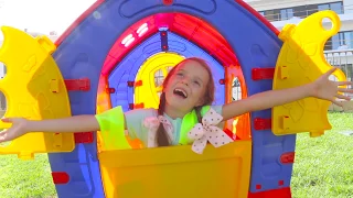 Arina, Max and Mama build PlayHouse for Children