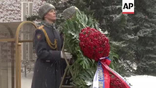 Putin lays flowers at war memorial