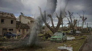 USA tornado strikes Iowa with powerful winds, causing major damage