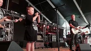 Tino på 8 år synger sammen med Kandis En lille ring af guld