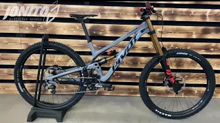 The new Pivot Phoenix 29`` 2021 Downhill mashine