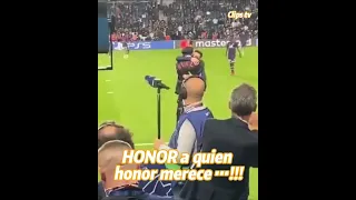 Messi en el calentamiento corre al ver a Ronaldinho para abrazarlo