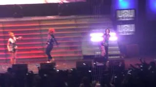 2NE1 -  Clap Your Hands @ The Party [Araneta Coliseum 06.04.2011] (Fancam)