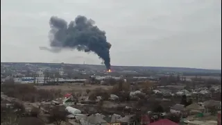 Сильный взрыв российскими солдатами в Луганске. Похоже, горит нефтебаза.Видео от очевидца.